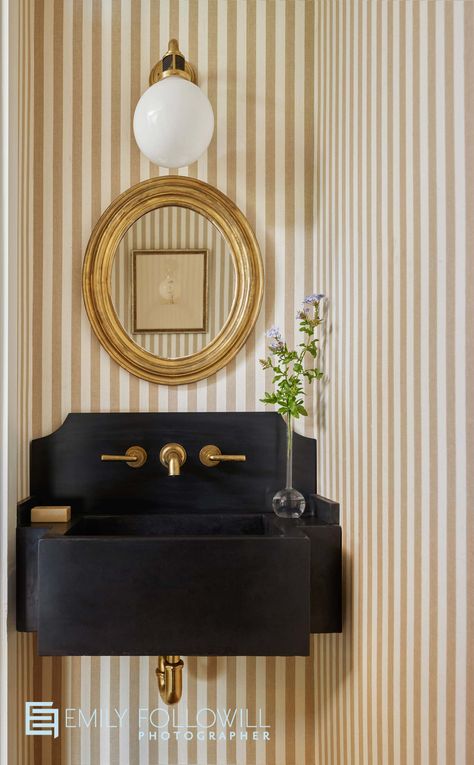 Powder Room Inspiration, Small Guest Bathroom, Modern Marble Kitchen, Lavabo D Angle, Colonial Interior Design, Tiny Powder Room, Small Bathroom Wallpaper, Powder Room Wallpaper, Colonial Interior