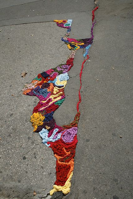 A new way to Yarn Bomb.  This is yarn piled into the cracks on the street!  looks like a river of swirly paint.  I love it! Art Intervention, Kintsugi Art, Graffiti Artwork, Arte Inspo, Wow Art, Chalk Art, Street Art Graffiti, Art Textile, Design Milk