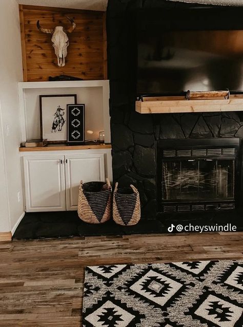 Western Fireplace Decor, Western Apartment Ideas, Western Fireplace, Western Apartment, Apartment Ideas Living Room, Western Living Room Decor, Western Living Room, Black Fireplace, Decor Fireplace