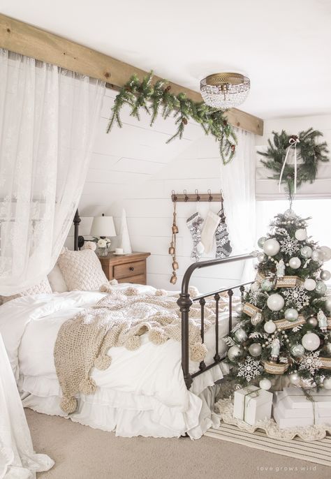 Winter Bedroom Decor, Christmas Bedroom Decor, Holiday Room Decor, Holiday Bedroom, Winter Bedroom, Christmas Room Decor Diy, Holiday Room, Christmas Bedding, Christmas Decorations Bedroom