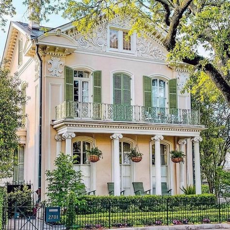 This Instagram Page With 494K Followers Collects ‘Historical Homes Of America’, Here Are 40 Of The Prettiest Ones | Bored Panda Green Shutters, Colonial Homes, Sims Houses, New Orleans Homes, Garden District, Casa Vintage, Casa Exterior, Pink House, Pool Design