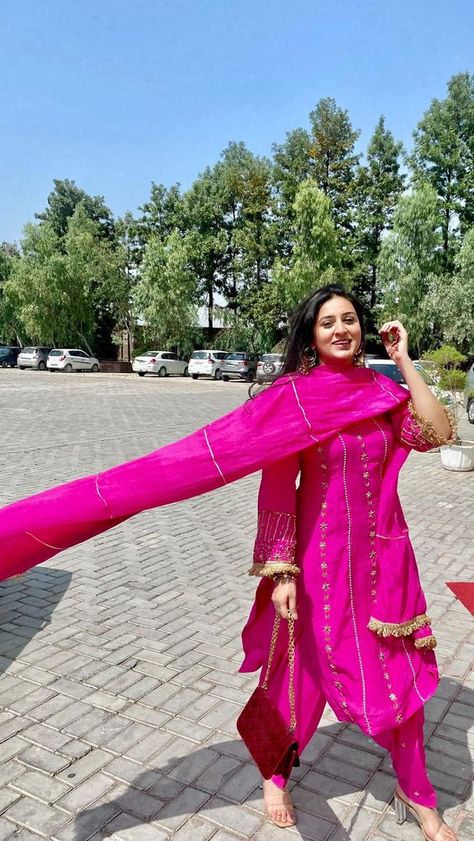 Pink Punjabi Suit Party Wear, Rani Pink Suit, Pink Suit Design, Punjabi Embroidery Suit Design, Boutique Style Suits, Punjabi Suit Embroidery Design, Party Wear Punjabi Suits, Pink Suits Women, Simple Suit Designs