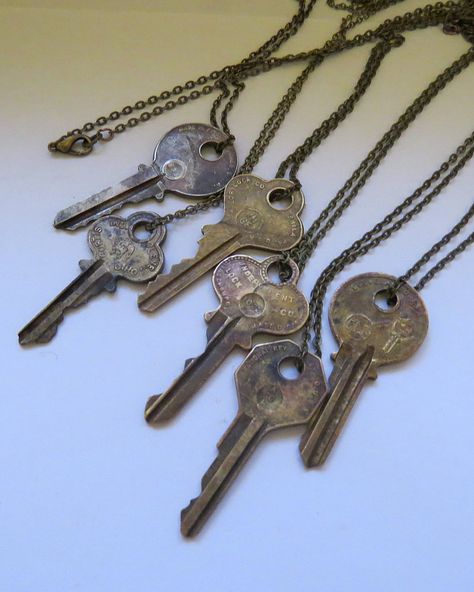 String Them Key Jewelry Diy, Old Key Crafts, Key Necklaces, Key Diy, Key Crafts, Key Necklace Vintage, Paint Keys, Vintage Jewelry Diy, Skeleton Key Necklace