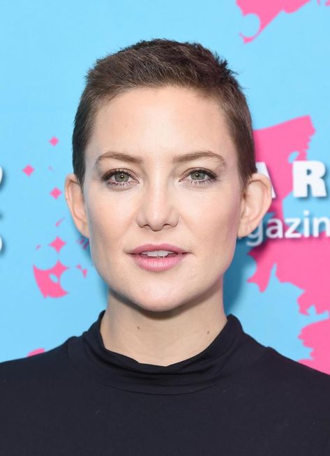 Kate Hudson reveals she 'loved' her buzz cut and urges all women to shave their heads Kate Hudson Hair, Long Buzz Cut, Buzz Cut Women, Chemo Hair, Jennifer Aniston Hair, Boy Cut, Shaved Undercut, Shave My Head, Boy Cuts