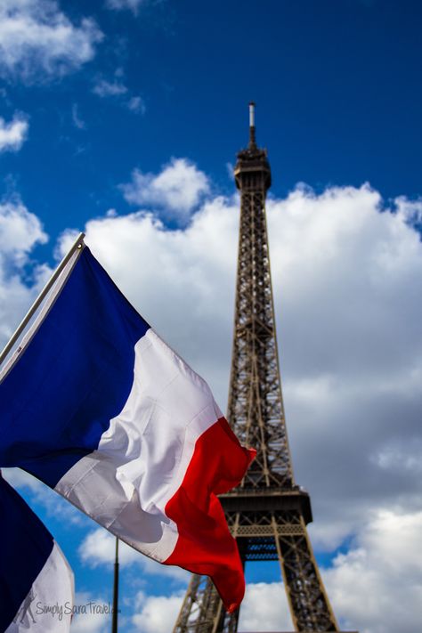 Similarité : Le drapeau de France et le drapeau de les État Unis sont rouge, bleu, et blanc. #comparaison #drapeau Pray For Paris, Eiffel Tower In Paris, Tower In Paris, Gustave Eiffel, Paris Wallpaper, France Flag, Beautiful Paris, French Flag, I Love Paris