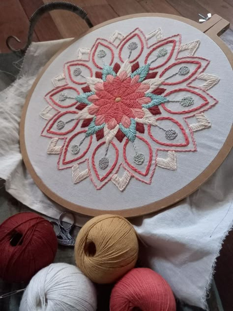 Rumal Designs, Mandala Embroidery, Modern Hand Embroidery Patterns, Embroidery Stitches Beginner, Clothes Embroidery Diy, Textile Art Embroidery, Diy Embroidery Designs, Needlework Crafts, Hand Embroidery Patterns Flowers