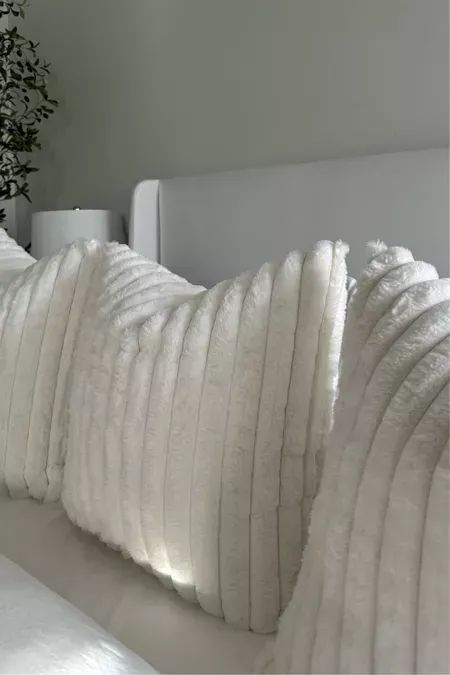 Loving these faux fur pillow covers from Amazon! Click the pin for links to shop. Faux Fur Bedroom Ideas, Neutral Bedroom With Black Accents, Bedroom With Black Accents, Amazon Pillow Covers, Bedroom Aesthetic Apartment, Neutral Bedding Ideas, Neutral Bedroom Aesthetic, Amazon Pillow, Neutral Home Decor Living Room