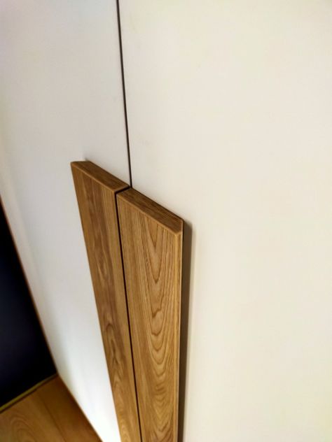 Wooden Wardrobe Handles Ideas, Wardrobe Wooden Handle Design, Wardrobe Handles Ideas, Flexible Wood, Workout Room Home, Door Handle Design, Kitchen Layout Plans, Architecture Bathroom, Wardrobe Door Designs