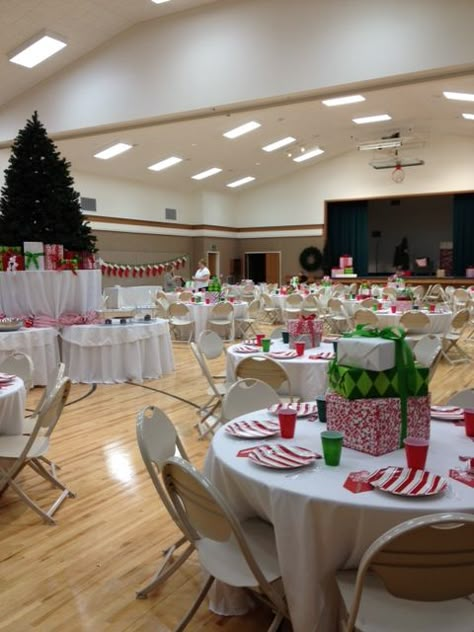 Ward Christmas Breakfast, Christmas Ward Party, Ward Christmas Party Ideas, Christmas Program Ideas, Christmas Party Table Decorations, Dinner Setup, Christmas Office Party, Church Christmas Party, Christmas Luncheon