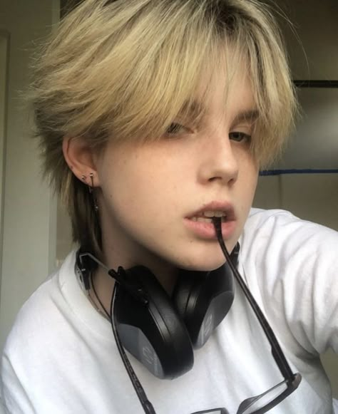 Blond Straight Hair Ideas, Short Straight Hair Masculine, Straight Short Hairstyles Nonbinary, Transboy Haircut Straight Hair, Nonbinary Haircuts, Queer Haircut, Short Light Brown Hair, Non Binary Haircuts, Kids Hair Color