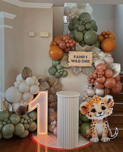 1st Birthday Decorations Boy, Balloon Tutorials, Theme Birthday Decoration, Animal Theme Birthday, Tiger Decor, Baby Birthday Decorations, Safari Theme Birthday, Animal Safari, Balloon Installation