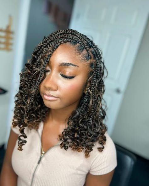 Short Boho Box Braids Hairstyles, Knotless Goddess Box Braids Bob, Brown Boho Bob Knotless Braids, Boho Knotless Braids Bob Color, Boho Bob Braids With Color, Crochet Braid Bob Hairstyles, Short Bohemian Knotless Braids Color, Boho Braids Bob Black Women, Medium Boho Knotless Braids Bob