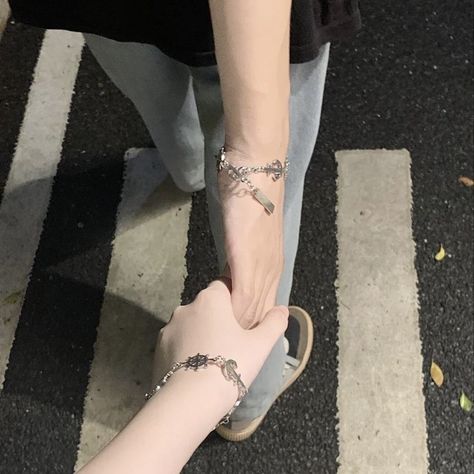 Holding Hands Aesthetic, Holding Hands Couple, Couple Holding Hands, Couples Vibe, Ulzzang Couple, Korean Couple, Couple Outfits, Cute Poses, Pretty Selfies