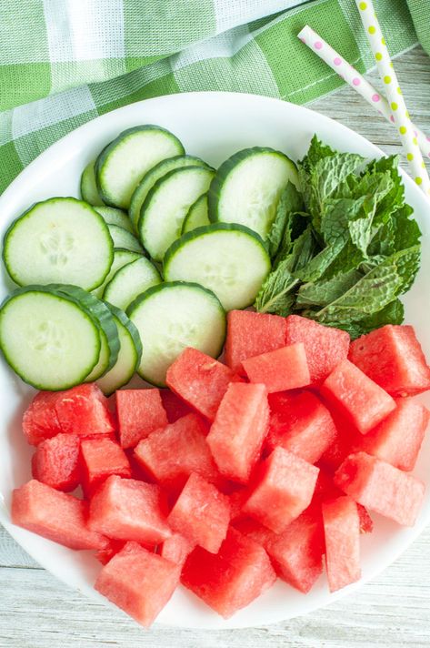 Watermelon Water Recipe, Watermelon Detox Water, Cucumber Detox Water, Watermelon Water, Watermelon Benefits, Detox Juice Cleanse, Veggie Juice, Lemon Diet, Lemon Detox