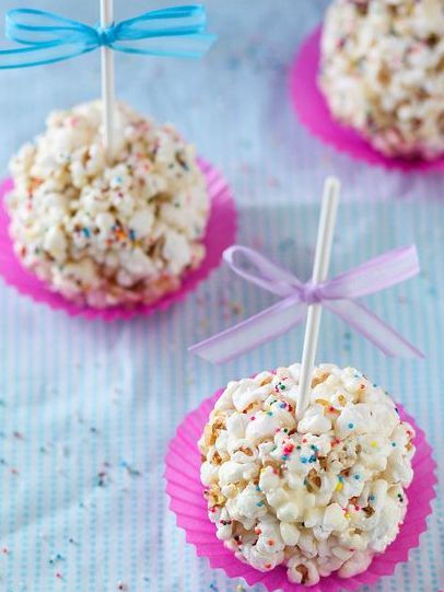 Popcorn lolipops Marshmallow Popcorn Balls, Jul Kaka, Popcorn Balls Recipe, Marshmallow Popcorn, Popcorn Treats, Popcorn Balls, Popcorn Recipes, Caramel Popcorn, Birthday Treats