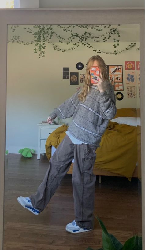 Cool Outfits With Cargo Pants, Sweaters With Cargo Pants, Baggy Cargo Pants Aesthetic, Girl Cargo Pants Outfits Street Styles, Grey Carpenter Pants Outfit, Grey Cargo Pants Outfit Aesthetic, How To Style Grey Parachute Pants, Styling Grey Cargo Pants, Grey Cargos Outfits