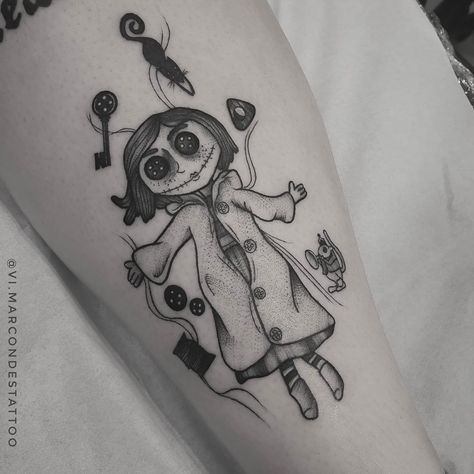 Arte Hippy, Coraline Tattoo, Tim Burton Tattoo, Horror Movie Tattoos, Doll Tattoo, Coraline Doll, Movie Tattoo, Movie Tattoos, Spooky Tattoos