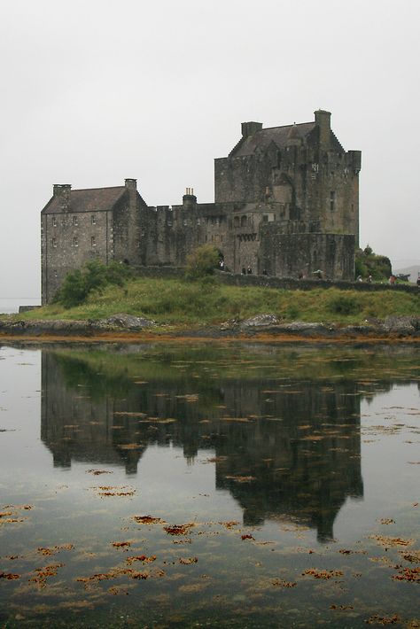 Alle Größen | Eilean Donan Castle | Flickr - Fotosharing! Old English Castle, Castle Ruins Aesthetic, Old Castle Drawing, Old Scottish Castle, Scottish Gothic, Old Castles, Highlands Castle, Ireland Aesthetic, Where Eagles Dare