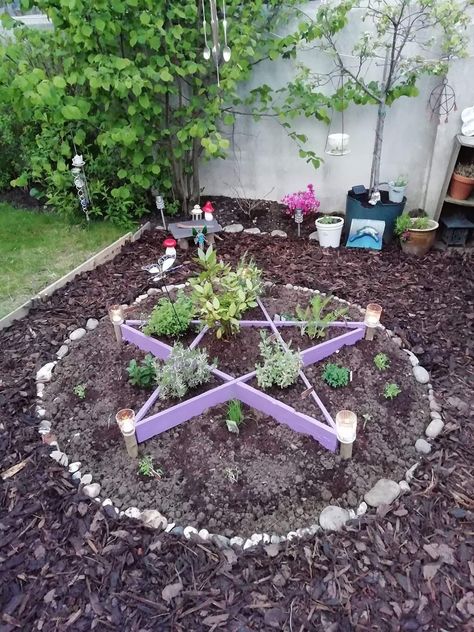 Witch Pentagram, Witches Garden, Garden Witch, Mary Mary Quite Contrary, Goth Garden, Mary Quite Contrary, Backyard Garden Ideas, Moon Garden, White Witch