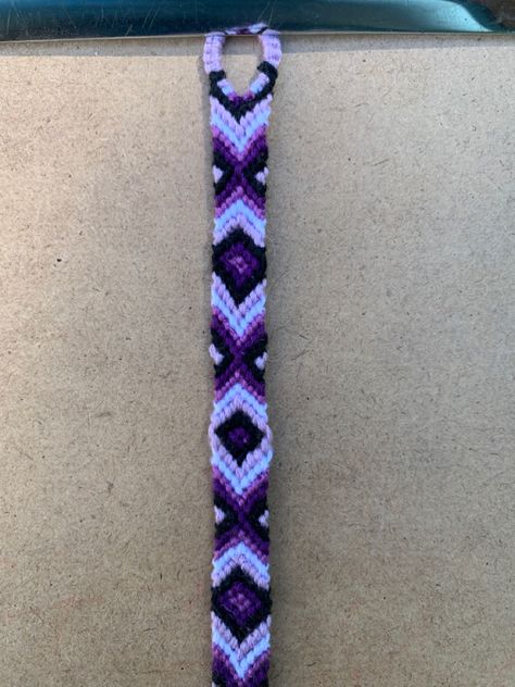 Diamond Chevron Friendship Bracelet, Diamond Embroidery Bracelet, Black And Purple Friendship Bracelet, Purple Friendship Bracelet Pattern, Purple Bracelet Patterns, Diamond Bracelet Pattern, Braided Stitch Bracelet, Friendship Bracelets Purple, Diamond Friendship Bracelet Pattern