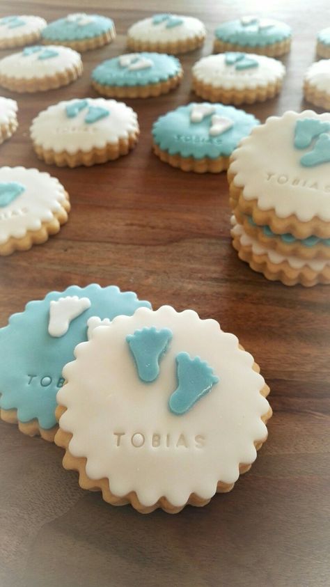 Taufkekse Mürbteigkekse Fondant Kekse Baby Boy Shower Cookie Ideas, Baby Boy Shower Cookies Decorated, Biscotti Baby Shower Bebe, Buttercream Baby Shower Cookies, Icing Cookies Tutorial, Baby Biscuits, Simple Baby Shower Cake, Baby Shower Cupcakes For Boy, Short Pastry