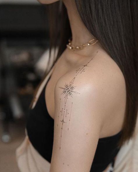 Delicate Tattoos For Women, Tato Minimal, Boho Tattoos, Spine Tattoos For Women, Medusa Tattoo, Delicate Tattoo, Shoulder Tattoos For Women, Classy Tattoos, Discreet Tattoos