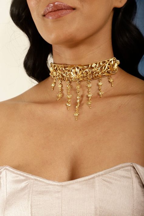 A Unique Vintage Filigree Choker perfectly suited for special occasions and someone that loves statement jewelry. The antique gold finish makes it a bold yet elegant necklace option. It's easy to style with traditional Indian or Pakistani suits, fusion outfits or even with a black dress. The choker necklace is versatile and easy to style. Wear it solo or pair it with matching lotus studs as a set. To complete the look and make it a set by adding a matching earrings, handpiece and bracelet from t Lotus Necklace Gold, Traditional Henna Designs, Choker Necklace Indian, Vintage Indian Jewelry, Floral Choker, Traditional Henna, Indian Choker Necklace, Lotus Necklace, Headpiece Jewelry