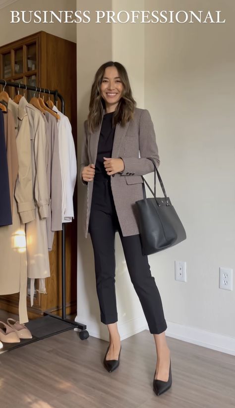 Legal Work Outfits, Smart Casual Work Outfit Short Women, Casual Elegant Work Outfits, 2023 Business Attire Women, Upscale Business Attire Women, White Top Business Casual, Cute Banker Outfits, Corporate Attire Women Casual, Slacks Work Outfits Women