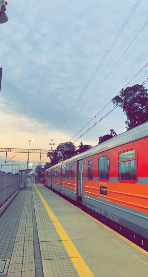 Noida Snap, Train Travel Snapchat Stories, Night Train Snap, Train Snapchat Stories, Cartoon Snapchat, Fake Train Snaps India, Pune Railway Station Snap, Shopping Snap, Iphone Tutorial