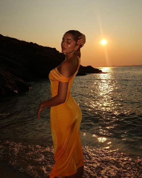 Sunset Photoshoot Ideas, Sommer Strand Outfit, Summer Poses, Summer Picture Poses, Pose Fotografi, Shotting Photo, Vacay Outfits, Beach Pictures Poses, Photographie Inspo