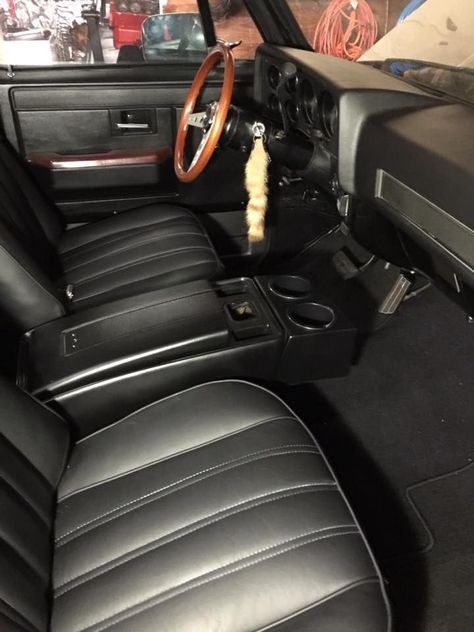 Clean and sleek car interior detail. Square Body Interior, 85 Chevy Truck, C10 Interior, Silverado 4x4, 87 Chevy Truck, Chevy K10, Blazer K5, Square Body Chevy, Ford 150