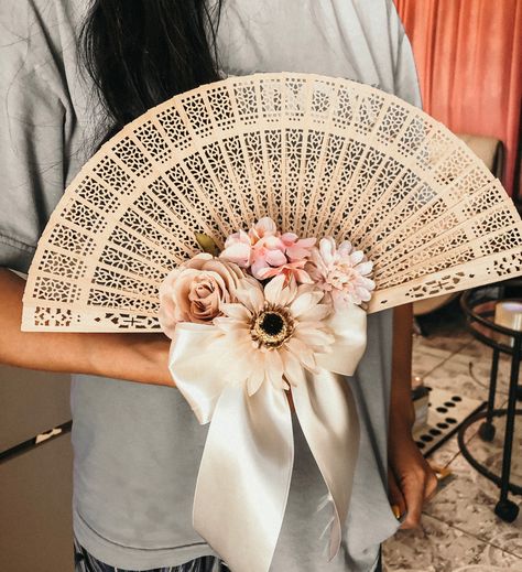 Bridesmaids With Fans, Fan Bouquet Bridesmaid, Fan Bouquet, Filipiniana Wedding Dress, Bridesmaid Bouquet Alternatives, Filipiniana Wedding Theme, Tea Ceremony Wedding, Diy Wedding Photo Booth, Filipiniana Wedding