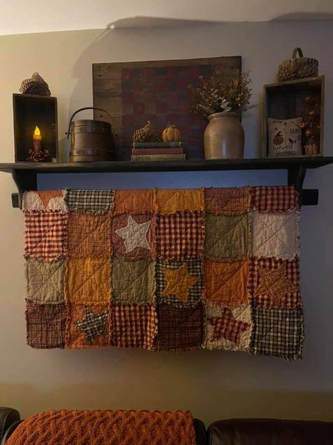 Country Primitive Decorating, Primitive Country Bedrooms, Primitive Home Decorating, Primitive Shelves, Primitive Decor Ideas, Primitive Dining Room, Rustic Primitive Decor, Primitive Living Room, Primative Decor