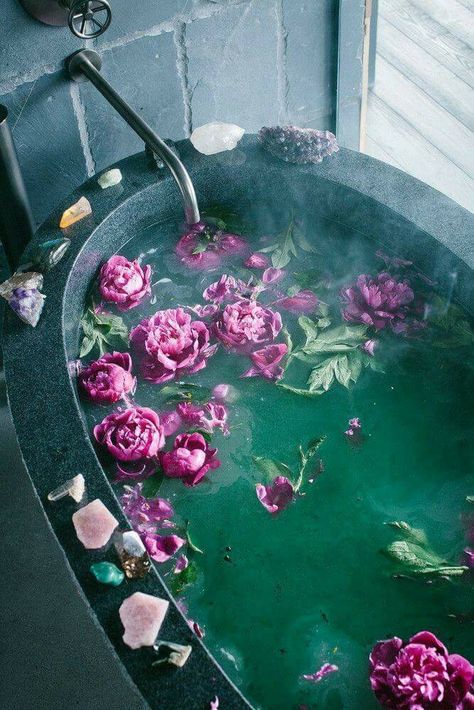 Beautiful herbal flower bath relaxing Interior Boho, Ritual Bath, Foto Tips, Bohol, Witch Aesthetic, Relaxing Bath, Western Decor, Diy Bath Products, My New Room