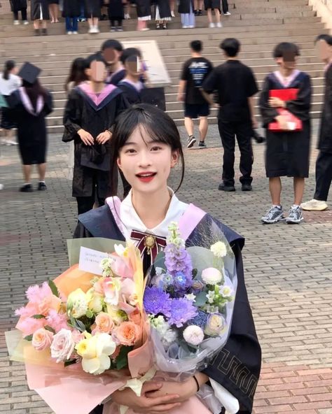 Ulzzang Graduation, Kpop Idol Graduation Photo, Korean Graduation Photoshoot, Kpop Edited Graduation Pictures, Graduation Photos With Flower Bouquet, Ulzzang Korea, Graduation Gown, Photo Recreation, Graduation Style