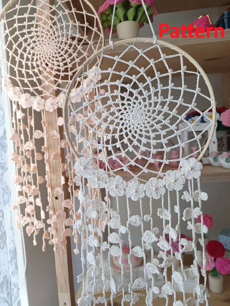 Crochet Dreamcatcher Pattern Free, Motif Mandala Crochet, Crochet Dreamcatcher Pattern, Dreamcatcher Crochet, Dream Catcher Patterns, Home Decor Crochet, Hanging Crochet, Pattern Home Decor, Doilies Crafts