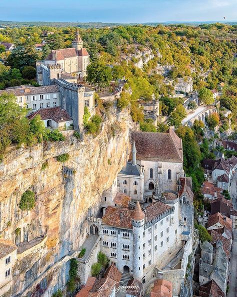 Rocamadour 🇫🇷 France Invisible Cities, Old Village, Voyage Europe, Beaux Villages, French Countryside, France Paris, Paris Photos, Pyrenees, South Of France