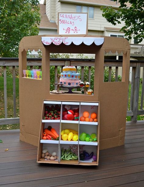 MAKE A CARDBOARD MARKET STAND Diy Cardboard Toys, Cardboard Play, Cardboard Playhouse, Cardboard Box Crafts, Cardboard Toys, Diy Cardboard, Diy Life Hacks, Cardboard Crafts, Diy Box