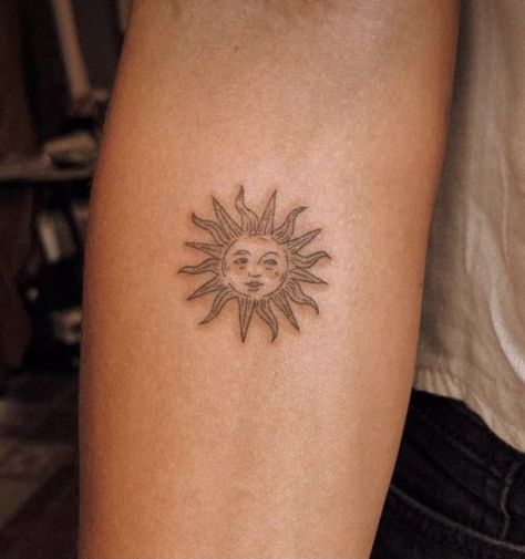 Smiling Sun Tattoo, Sun Tattoo With Face, Sun With Face Tattoo, Sun Tattoo Shoulder, Sun Face Tattoo, Small Sun Tattoo, Sailing Tattoo, Eye Lash Tattoo, Mundo Hippie