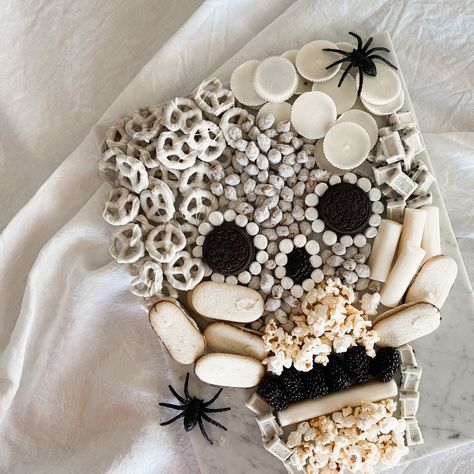 Halloween Skull Charcuterie Board, Skull Snack Board, Halloween Skull Food Ideas, Skull Themed Birthday Party, Skull Charcuterie Board, Halloween Charcuterie Board Ideas, Halloween Charcuterie Board, Halloween Themed Snacks, Halloween Food Decorations