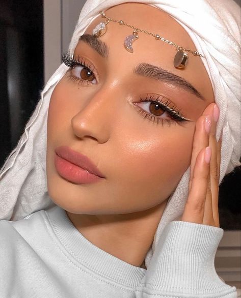 Hijabi Makeup Looks, Hijab Makeup, Arabic Makeup, Estilo Hijab, Natural Glowy Makeup, Mode Turban, Looks Party, Soft Makeup, Flawless Face