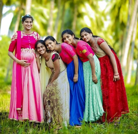 Baby Shower Group Photo, Baby Shower Photo Poses, Seemantham Photo Poses, Valaikappu Photoshoot, Srimantham Photoshoot, Sreemantham Photoshoot, Seemantham Photos, Baby Shower Poses, Baby Shower Photography Poses