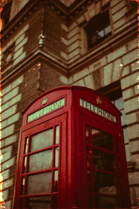 London TelephoneBooth Vintage Retro Iconic British Red Photography Print Travel England Urban OldFashioned Nostalgia Decor Photograph BritishCulture City Cityscape Tourist | Londres Vintage Retro | ロンドン ビンテージ レトロ Vintage British Aesthetic, Nyc Wallpaper Aesthetic, London Aesthetic Vintage, Nostalgia Decor, Nostalgic Photography, Nyc Wallpaper, British Aesthetic, Aesthetic London, Travel England