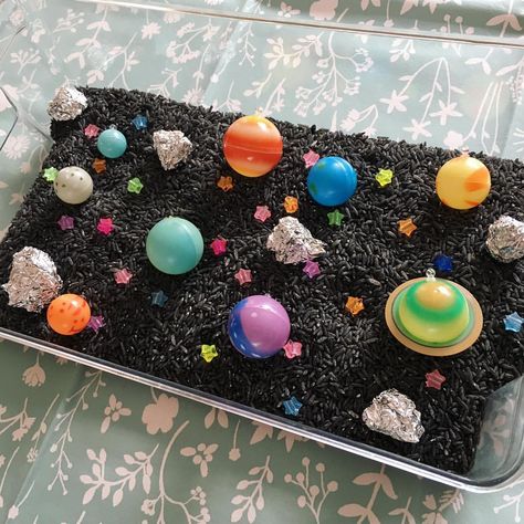 ✨Space Week✨ Space rice play for our first activity of the week!🌍 _____________________________________________________ #sensoryplay… Outer Space Sensory Activities, Space Themed Sensory Activities, Eyfs Space Role Play, Space Station Eyfs Role Play, Space Themed Messy Play, Vbs Stellar, Childhood Activities, Space Week, Space Preschool