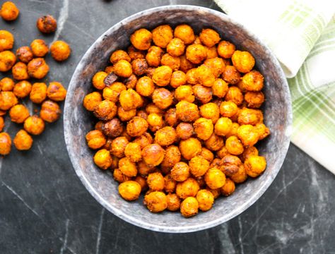 Spiced Lemon Roasted Chickpeas are a perfect, crunchy, salty snack, and it's super healthy, too! Great for munching and perfect as gluten free croutons for soups and salads. Gluten Free Croutons, Sweet Potato Chickpea Curry, Chickpeas Benefits, Super Healthy Snacks, Roasted Beet Hummus, Pumpkin Hummus, Appetizer Sandwiches, Beet Hummus, Crispy Chickpeas