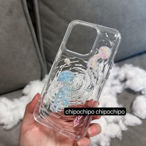 Jellyfish Ripples Epoxy phone case, available for all iPhone & Samsung phone More details check my Bio For the epoxy case, the processing time is about 15-20 days. #epoxy #epoxyphonecase #resinphonecase #animalphonecase #jellyfish #jellyfishdesign #epoxydiy #handmadephonecase #zflip5 #zflipcase #zflip4case Jellyfish Phone Case, Water Phone Case, Cream Decor, Jellyfish Design, My Style Bags, Handmade Phone Case, Animal Phone Cases, Case Ideas, Pretty Phone Cases