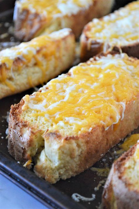 Low Carb Garlic Toast - Easy Keto-Friendly Side Dish Italian Food Night, Garlic Toast Recipe, Garlic Toast, Keto Cheese, Cheese Toast, Keto Bread, Toast Recipes, A Pizza, Easy Keto