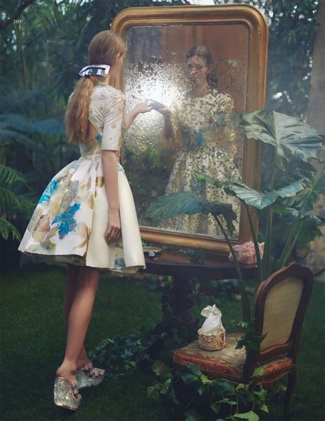 ‘Alice in Wonderland’ Inspired This Enchanting Vogue China Editorial | Fashion Gone Rogue Editorial Vogue, Vogue Editorial, Mode Editorials, Tim Walker, Vogue China, Peter Lindbergh, Vogue India, Foto Tips, Through The Looking Glass