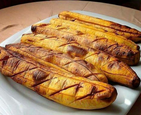 Roasted Plantain Roasted Plantains, Ghana Food, African Recipes Nigerian Food, Ghanaian Food, Plantain Recipes, West African Food, Africa Food, Nigerian Food, Food O