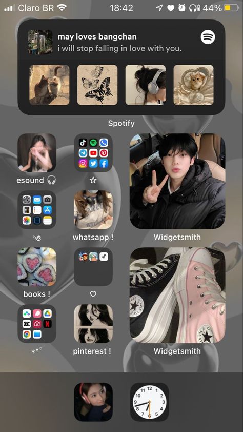 Iphone App Layout Kpop, Kpop Phone Theme Ideas, Phone Apps Iphone, Collage Des Photos, Phone Layouts, Ios Homescreen, Iphone Home Screen Layout, Phone Inspo, Iphone Obsession